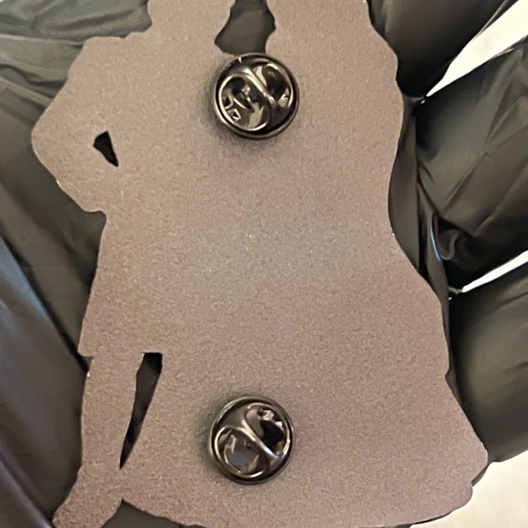 PIN ARIEL & PRINCE ERIC WEDDING 3 INCH JUMBO FANTASY PIN - Picture 3 of 3